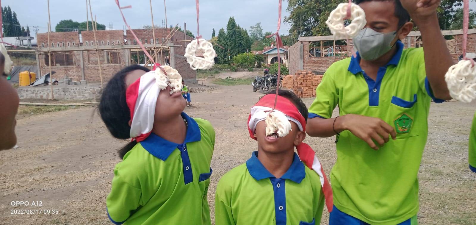 LOMBA MAKAN KERUPUK